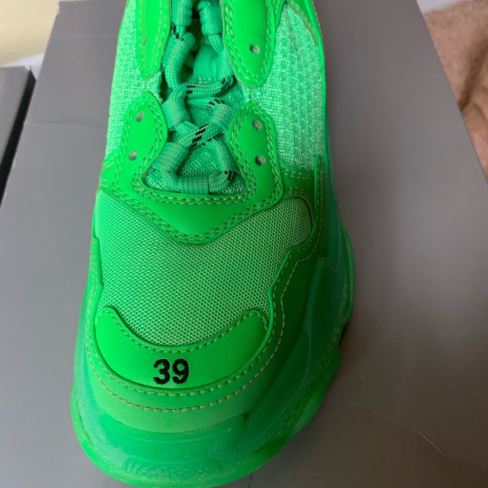 Women’s/ men’s   Balenciaga triple s